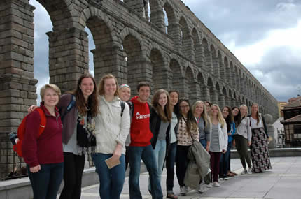 Hanover students in front of the Roman aquaduct  in Segovia, Spain, spring term 2016