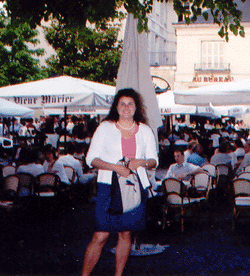 Hanover student Katie Lewis in front of an open restaurant in Tours, France